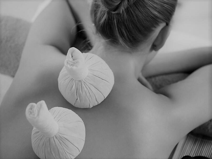"KRÄUTERSTEMPEL MASSAGE"
