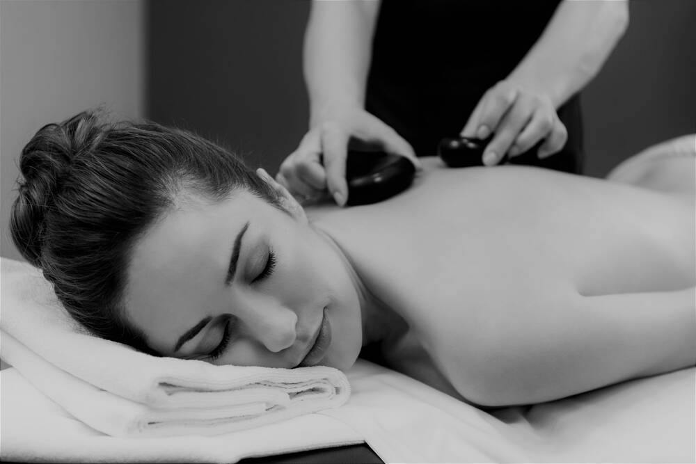 "HOT STONE MASSAGE"